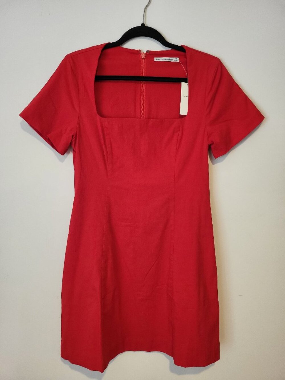Abercrombie red short sleeve mini dress. Size M. NWT.
